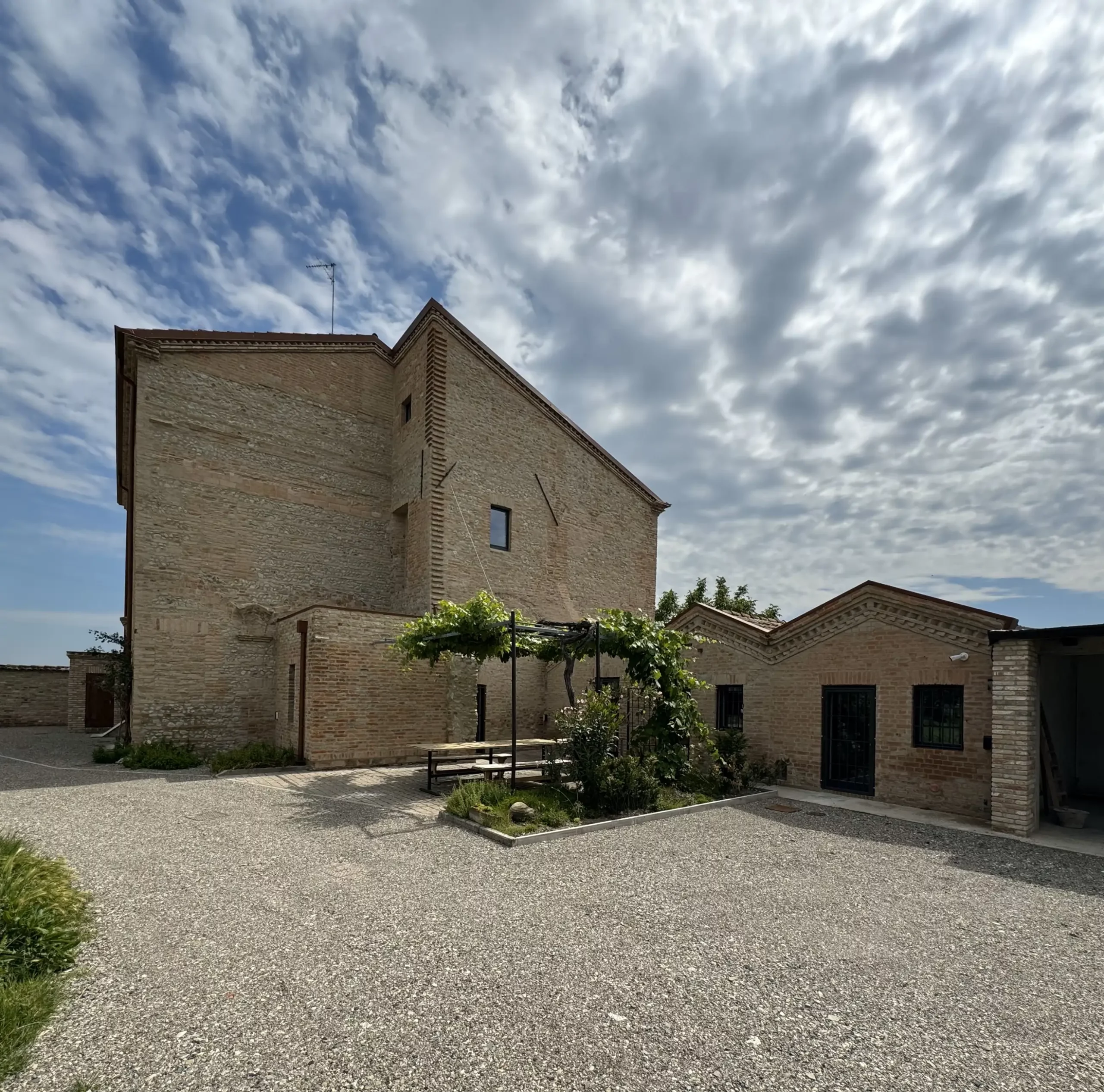 santa-maria-piccola-architetto-stefano-pigazzani-cortile-interno