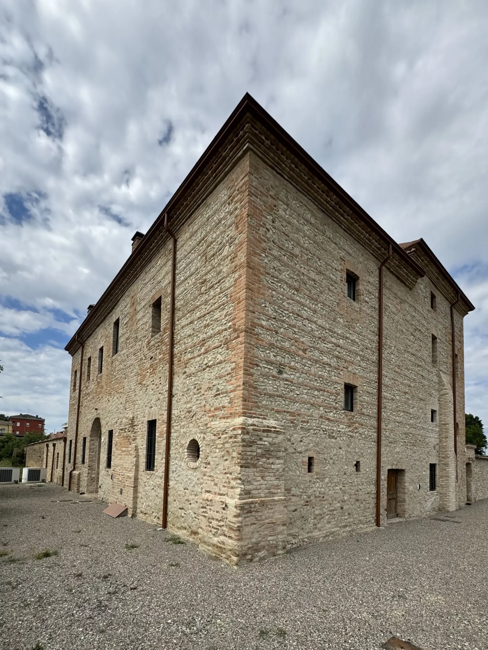 santa-maria-piccola-architetto-stefano-pigazzani-esterno-laterale