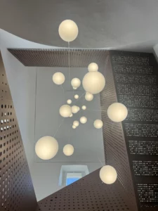 santa-maria-piccola-architetto-stefano-pigazzani-illuminazione-interna-lampadario